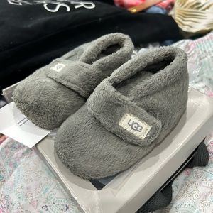 Unisex baby ugg gray in perfect condition! Size 4/5 ;12to18)!